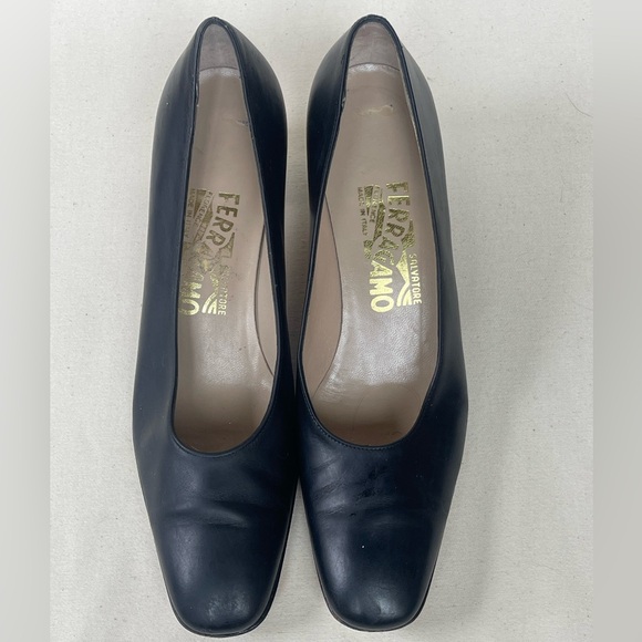 90s black block heel Ferragamo 2” pumps Size 7.5  3A a narrow fit. - Picture 4 of 6